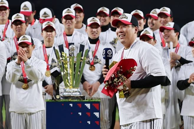 LG 트윈스 김현수가 10월 31일 대전한화생명볼파크에서 끝난 2025 KBO 한국시리즈에서 최우수선수(MVP)에 오른 뒤 소감을 밝히고 있다. 대전 연합뉴스