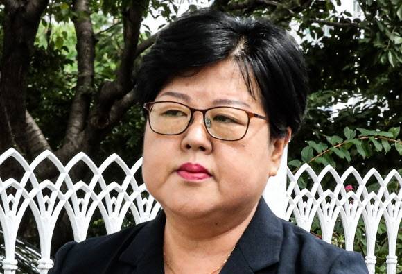 이태원 참사 유가족과 화물연대 조합원을 비하하는 글을 올린 혐의(모욕)로 기소된 김미나 창원시의원이 지난 2023년 8월 31일 경남 창원시 마산합포구 창원지법 마산지원에서 열린 공판을 마치고 걸어가고 있다. 2023.8.31. 연합뉴스