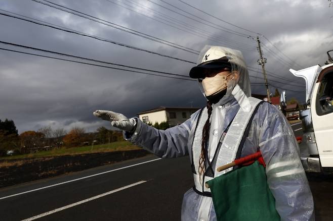 곰 출몰이 잇따르는 일본 아키타현에서 한 공사 현장 교통 안내원이 최근 목격한 곰에 대해 이야기하고 있다. 2025년 11월 13일, 전국 곰 습격 사망자가 올해만 13명으로 역대 최다를 기록한 가운데 일본 경찰은 소총을 활용한 ‘곰 퇴치 기동대’ 운영을 시작했다. EPA 연합뉴스