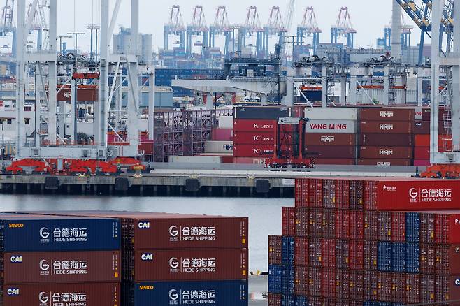 11월5일 미국 로스앤젤레스 항구에 중국산 화물 컨테이너들이 상·하역 작업을 위해 정박해 있다. ⓒREUTERS