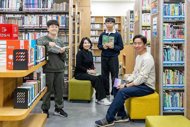 칠곡군립도서관에서 독서를 즐기고 있는 오 씨 가족의 모습 ⓒ칠곡군 제공