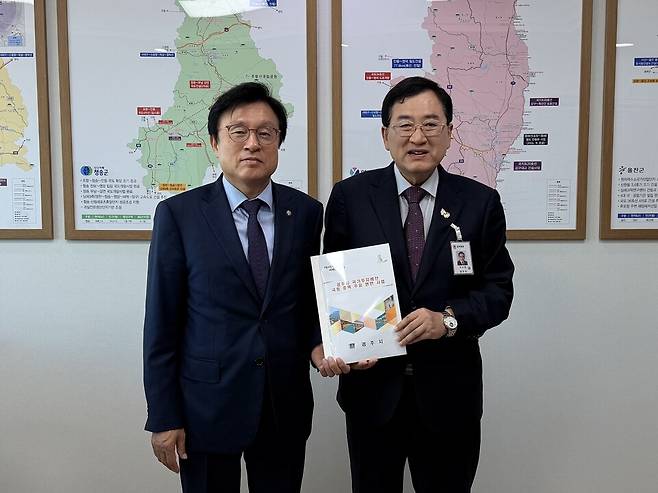 주낙영 경주시장이 11월14일 국회를 방문해 박형수 예산결산특별위원회 간사에게 2026년도 국비 반영을 위한 경주시 주요 현안사업 건의서를 전달했다. ⓒ경주시 제공