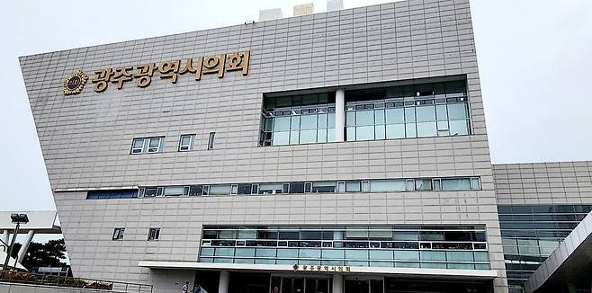 광주공항 국제선의 임시취항 추진을 놓고 광주시의원 간에 갑론을박(甲論乙駁)이 뜨겁다. 한 시의원은 호남권 하늘길까지 장기간 마비될 수 있다며 광주공항 국제선 임시 취항을 주장한 반면 다른 시의원은 진정성과 실효성에서 의문이 든 보여주기식 행정이라며 반대하고 있다. 광주시의회 전경 ⓒ시사저널