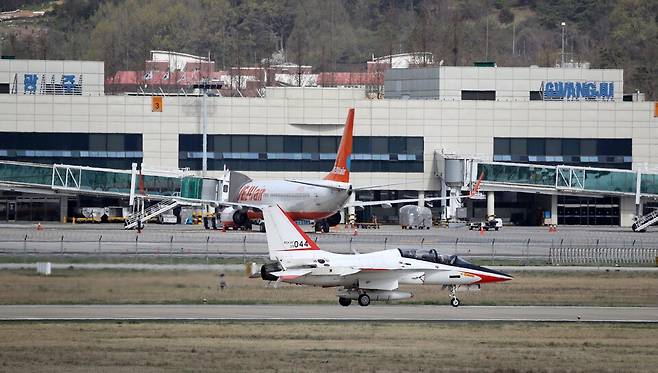 광주공항에 착륙한 공군 제1전투비행단 훈련기가 여객터미널 앞 활주로에서 이동하고 있다. ⓒ연합뉴스