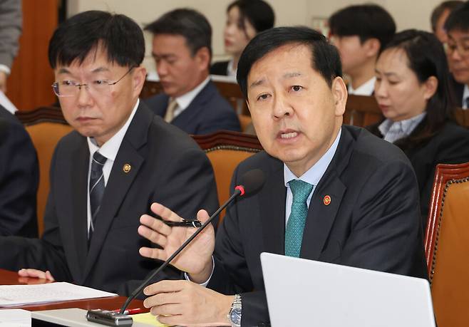 구윤철 부총리 겸 기획재정부 장관이 17일 기획재정위원회 전체회의에서 한미관세협상 조인트 팩트시트(공동 설명자료) 관련 위원 질의에 답하고 있다. ⓒ 연합뉴스