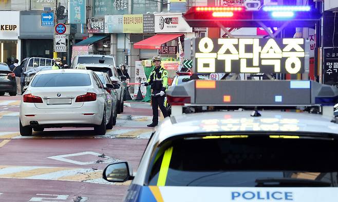 대대적인 교통단속이 실시된 지난 4일 서울 강남구 논현초등학교 인근 어린이보호구역에서 경찰이 음주운전 및 정지선 위반 차량을 단속하고 있다. ⓒ 연합뉴스