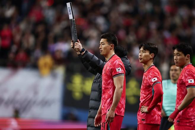 축구국가대표팀 조규성, 엄지성, 이태석(왼쪽부터)이 14일 대전월드컵경기장에서 열린 볼리비아전 후반전 도중 교체로 들어갈 준비를 하고 있다. 사진제공｜대한축구협회
