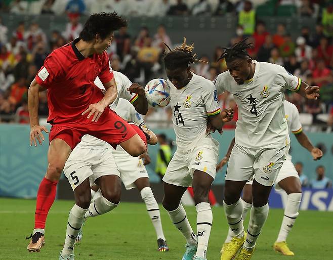 가나는 18일 서울월드컵경기장에서 열릴 한국과 평가전을 앞두고 9명이 이탈했지만 여전히 만만한 상대가 아니다. 한국은 가나와 역대전적은 3승4패로 팽팽하지만 중요한 경기마다 가나를 넘지 못한 경우가 많았기 때문이다. 사진은 2022카타르월드컵 조별리그 H조 2차전 당시 한국과 가나가 맞대결을 펼치는 모습. 당시 경기는 가나가 3-2로 이겼다. 스포츠동아DB