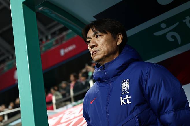 홍명보 축구국가대표팀 감독이 14일 대전월드컵경기장에서 열린 볼리비아와 홈경기 도중 그라운드를 바라보고 있다. 사진제공｜대한축구협회
