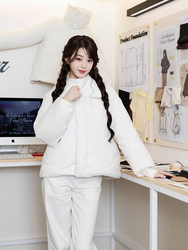 이더x코스모 ‘캐시미어 트레일러’ 무빙 팝업을 방문한 장원영