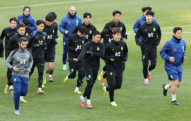 축구국가대표팀 선수단이 18일 펼쳐질&nbsp;가나전을 하루 앞두고 서울월드컵경기장에서 몸을 풀고 있다. 상암｜뉴시스