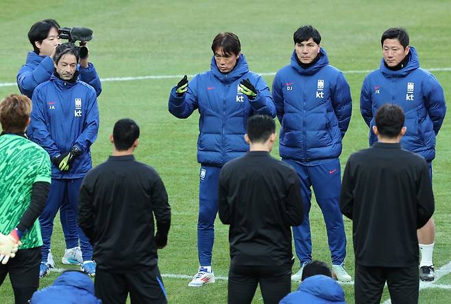 축구국가대표팀 주앙 아로수 코치, 홍명보 감독, 김동진 코치, 김진규 코치(왼쪽부터)가 17일 서울월드컵경기장에서 진행된 훈련에서 선수들에게 지시하고 있다. 상암｜뉴시스
