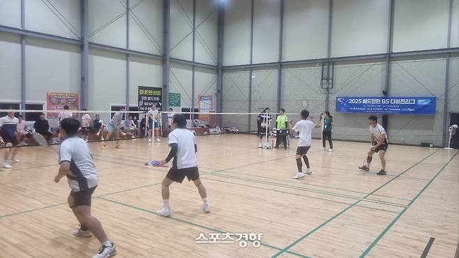 부산 한 배드민턴 구장에서 BK리그가 진행되고 있다. 김세훈 기자