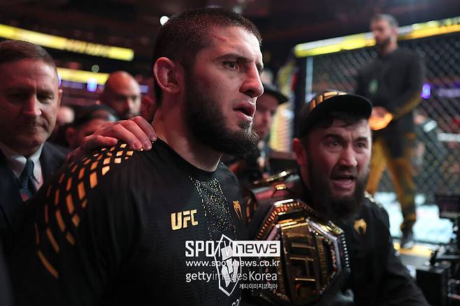 ▲ 잭 델라 마달레나를 꺾고 UFC 웰터급 챔피언이 된 이슬람 마카체프.