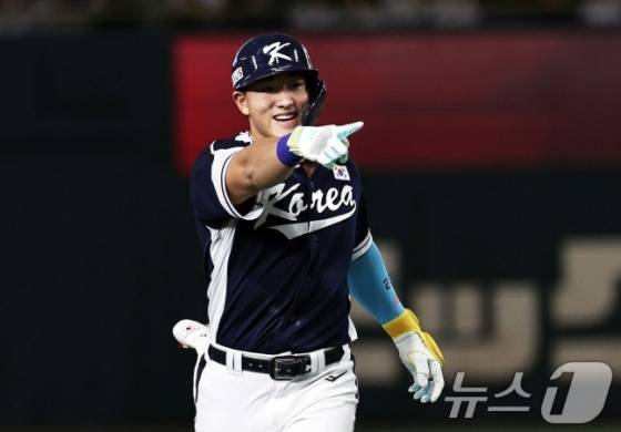 15일 오후 일본 도쿄돔에서 열린 월드베이스볼클래식(WBC) 대비 평가전 '2025 케이 베이스볼 시리즈(K-BASEBALL SERIES)' 일본과의 1차전 경기. 대한민국 안현민이 4회초 무사 1루 상황 투런홈런을 친 뒤 그라운드를 돌고 있다. /사진=뉴스1