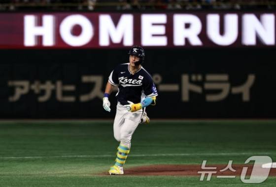 15일 오후 일본 도쿄돔에서 열린 월드베이스볼클래식(WBC) 대비 평가전 '2025 케이 베이스볼 시리즈(K-BASEBALL SERIES)' 일본과의 1차전 경기. 대한민국 안현민이 4회초 무사 1루 상황 투런홈런을 친 뒤 그라운드를 돌고 있다. /사진=뉴스1