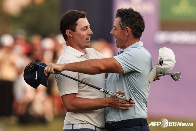 매킬로이(오른쪽)가 연장 승부 끝 우승자 피츠패트릭과 포옹을 나누고 있다. /AFPBBNews=뉴스1