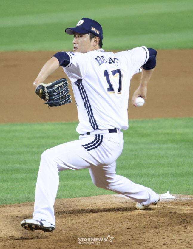 지난 8월 홍건희의 투구 모습. /사진=김진경 대기자