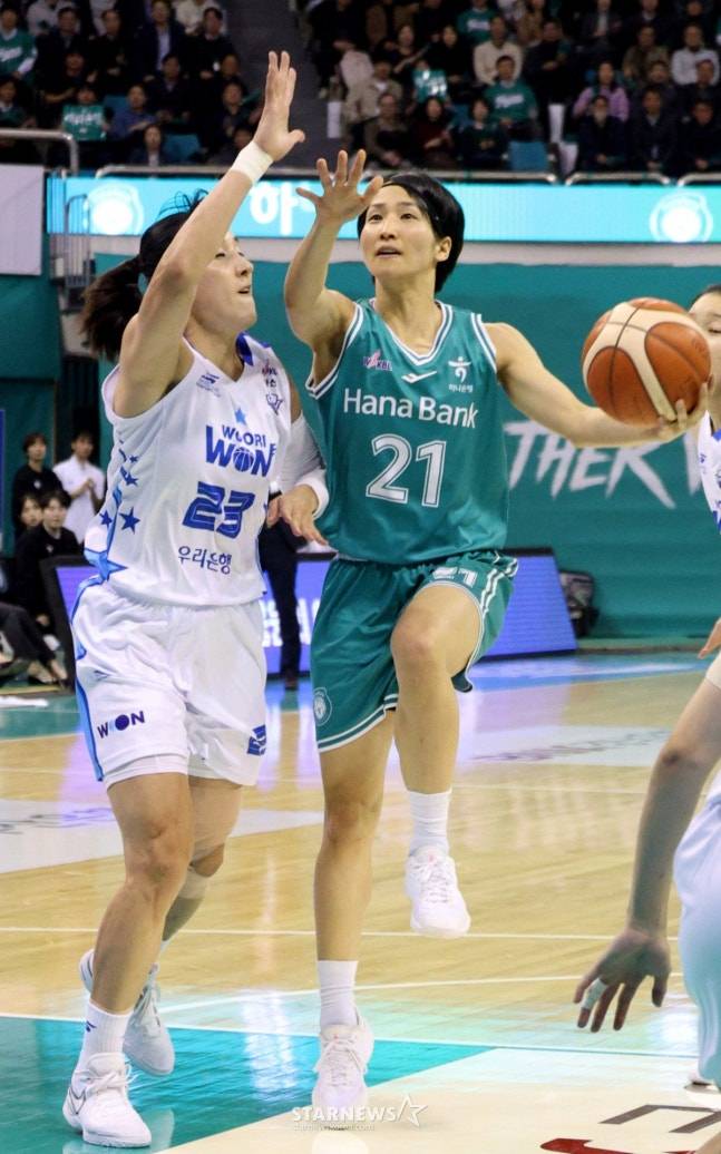 돌파를 시도하는 사키(오른쪽). /사진=김진경 대기자