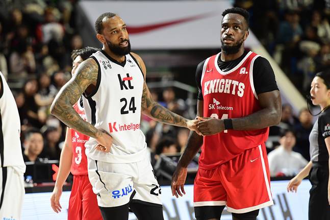 자밀 워니(오른쪽)와 데릭 윌리엄스. /사진=KBL 제공