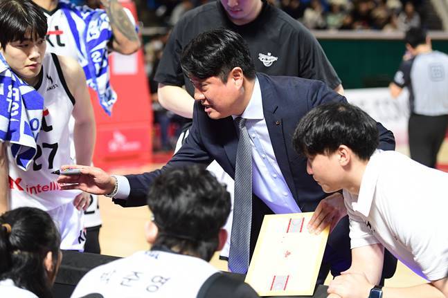 문경은(가운데) 수원KT 감독이 작전 지시하고 있다. /사진=KBL 제공