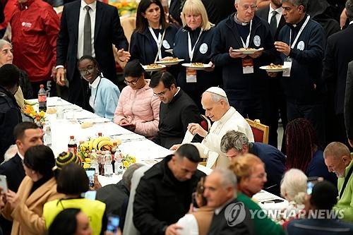 전 세계 빈자들과 점심 함께 한 교황 레오 14세 [AP 연합뉴스 자료사진. 재판매 및 DB 금지]
