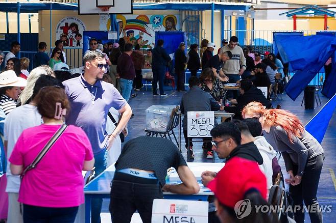 16일(현지시간) 투표소 찾은 칠레 유권자 [안토파가스타 AFP=연합뉴스. 재판매 및 DB 금지]
