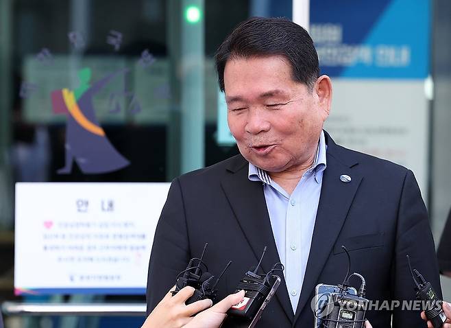 심경 밝히는 신경호 강원교육감 (춘천=연합뉴스) 불법선거운동과 뇌물수수 혐의로 기소된 신경호 강원특별자치도교육감이 지난 9월 23일 춘천지법에서 열린 선고공판에 참석한 뒤 심경을 밝히고 있다. [연합뉴스 자료사진]