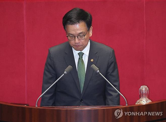 정부 측 인사 마치고 자리 떠나는 최상목 부총리 (서울=연합뉴스) 류영석 기자 = 최상목 경제부총리 겸 기획재정부 장관이 1일 국회에서 본회의 표결 절차를 마친 뒤 회의장를 떠나고 있다. 2025.5.1 ondol@yna.co.kr