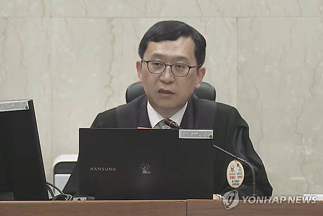 발언하는 이진관 판사 (서울=연합뉴스) 13일 서울 서초구 서울중앙지법에서 열린 한덕수 전 국무총리의 내란 우두머리 방조 등 혐의 사건 재판에서 이진관 부장판사가 발언하고 있다. 2025.10.13  [서울중앙지법 제공. 재판매 및 DB금지] photo@yna.co.kr