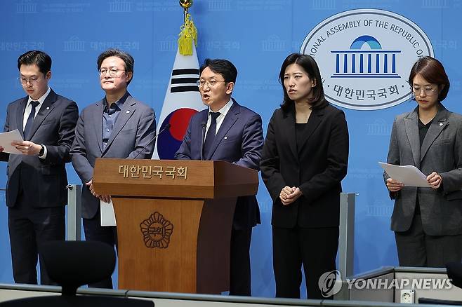 한강버스 운항 전면 중단 촉구 (서울=연합뉴스) 김주성 기자 = 더불어민주당 '오세훈 시정실패 정상화 TF' 천준호 단장을 비롯한 의원들이 17일 서울 여의도 국회 소통관에서 최근 잇달아 안전사고가 발생하고 있는 한강버스에 대한 전면 운항 중단을 촉구하는 기자회견을 하고 있다. 2025.11.17 utzza@yna.co.kr