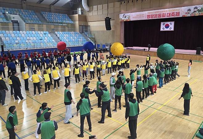 ▲ 18일 열린 남양주시체육회 창립 30주년 명랑운동회에서 회원들이 공굴리기를 하고 있다.