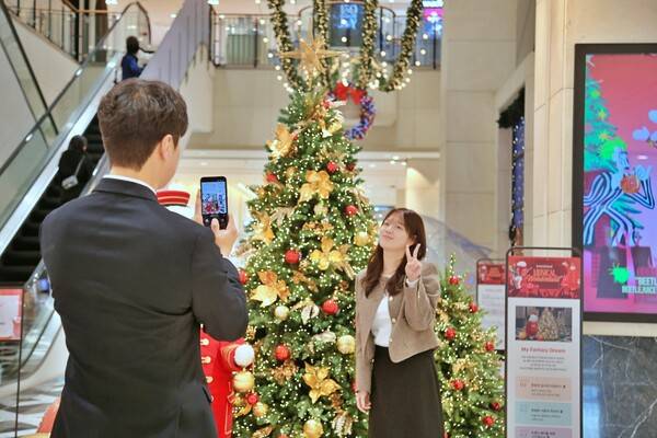 광주·전남 유통업계가 이른 연말 준비로 활기를 띠고 있다. 모임 필수품인 주류부터 김장용품과 제철 먹거리까지 다양한 상품을 합리적인 가격에 선보이며 초겨울 소비자들의 발길을 잡고 있다. 광주신세계는&nbsp;본관 1층 광장에 'My Fantasy Dream'을 주제로 크리스마스 트리와 3개의 체험 공간을 조성했다. 광주신세계 제공