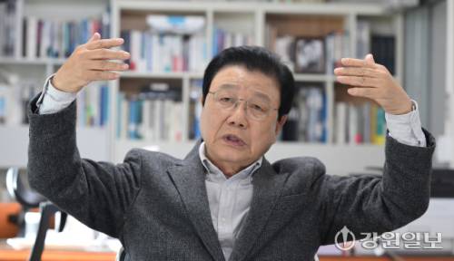 김진선 전 지사가 평창 오대산 자락의 산실에서 12년의 도정 등에 대해 이야기 하고 있다. 평창=권태명기자