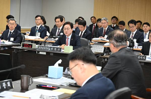 국회 행정안전위원회 경남도 국정감사가 10월 28일 경남도청 도정회의실에서 열렸다. 박완수 도지사가 발언하고 있다. /김구연 기자