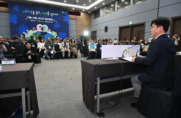 김영훈 노동부장관과 법무부 출입국 관련 담당 공무원 등이 지난 9월 28일 창원컨벤션터에서 이주노동자 등과 '이주 노동을 묻고 미래를 답하다'라는 주제로 대화와 토론하고 있다./김구연 기자