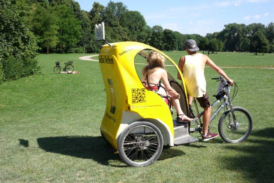 독일 뮌헨의 자랑이자 도시의 상징인 '영국 정원'의 면적은 무려 110만 평 규모로 뉴욕의 센트럴파크보다 더 넓지요. 이곳은 1790년에 조성된 이래 뮌헨 시민들의 여가 쉼터이자 문화공간으로 널리 사랑받고 있습니다. 명칭이 정원일 따름이지 방대한 도시공원이지요. 승마를 비롯해 자전거하이킹, 수영, 일광욕과 산책을 즐길 수 있습니다. 숲속에는 맥주를 마실 수 있는 대규모 Pub이 자리해 더욱 유명하지요. 오랜 세월이 지난 공원은 울창한 도시 숲으로 변하여, 도시의 자랑이자 허파 역할을 한답니다.