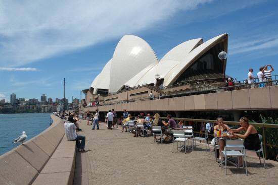호주 시드니를 상징하는 랜드마크(Landmark) 오페라하우스입니다. 20세기 건축의 걸작으로 세계에서 가장 유명하고 독특한 건축물 중 하나로 평가받지요. 요트의 돛이나 조개껍질을 모티브로 디자인한 아름답고 우아한 모습이 돋보입니다. 크고 작은 공연장을 비롯해 전시 공간과 도서관 등을 갖춘 복합문화예술 센터로 2007년 유네스코 세계문화유산에 선정됐지요. 랜드마크는 지역을 홍보하거나 관광 자원으로 널리 활용됩니다.