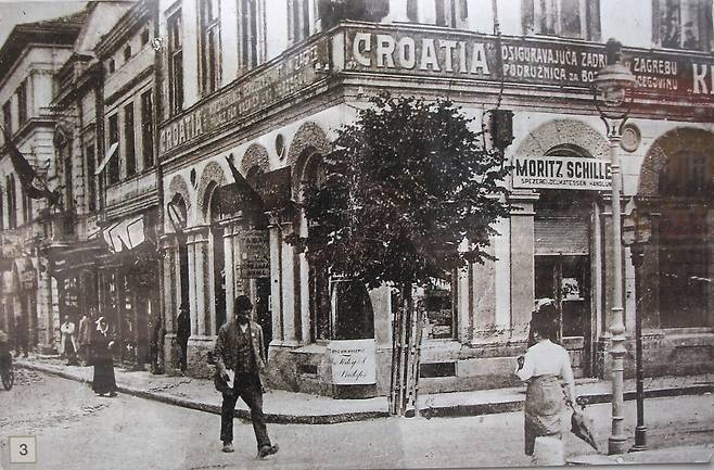 1914년 6월, 사라예보 라틴 브리지 앞. 기차역에서 저격에 실패한 가브릴로는 이곳에서 음식을 주문한 후 기다리다 우연히 황태자 부부를 발견하고 총을 쏘았다. 지금은 사라예보 박물관으로 이 사진을 포함해 가브릴로와 오스트리아 황태자 부부 관련 기록들이 전시되어 있다. /박필우 작가 제공