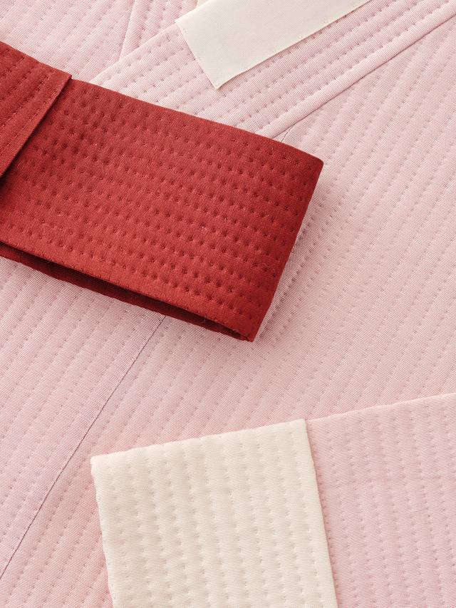 이순협 누비장 전승자가 만든 반회장 저고리. 여자 저고리인데. 명주에 솜을 얇게 대고, 누빈 작품이다.