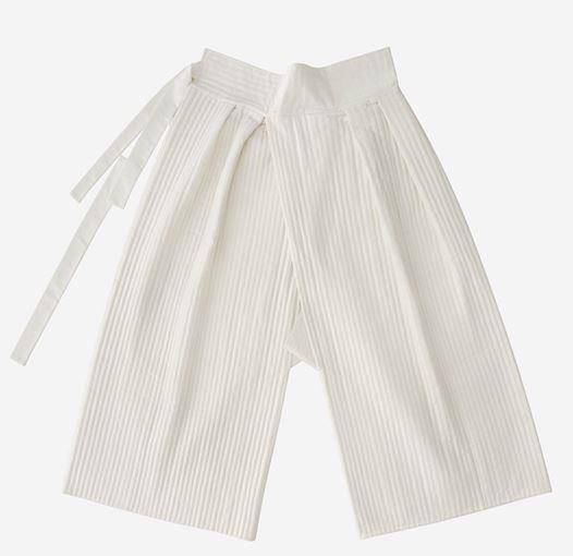 16세기 구성이씨 출토복식을 재현한 작품. 여자 속바지로 밑이 열린 구성으로 당이 달려있다.