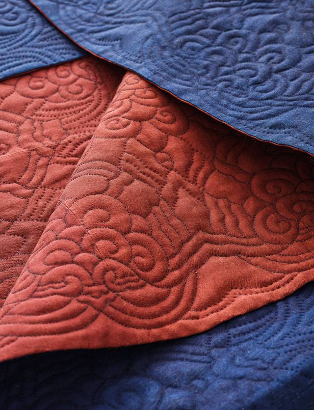 액주름포 하단을 병머리초 문양으로 꾸민 현대적 누비옷 액주름포. 남자 복식으로 품위와 화려함 그리고 삿된 기운을 피하고 좋은 일을 기운하는 벽사길상의 의미를 품었다.