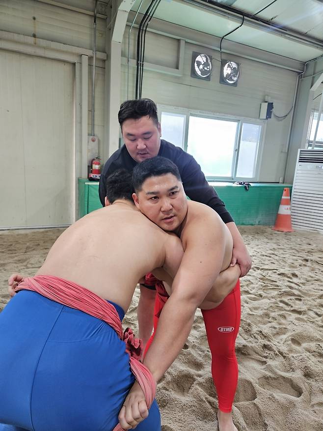 개그맨 박경호씨가 구미시청 씨름팀 차승진 코치의 지도를 받으며 씨름 연습을 하고 있다. <박용기 기자>