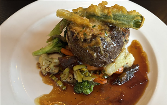 캔터베리 스테이크, 가니쉬로 올라간 대파 튀김이 반가웠다 / 사진=김소은