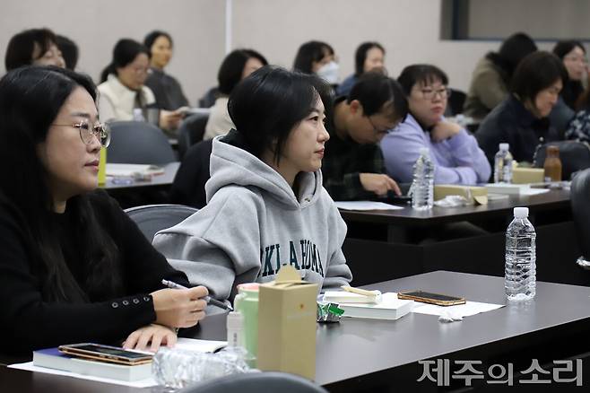 제주특별자치도교육청과 [제주의소리]가 함께 진행하는 '2025 학부모아카데미' 21번째 강의가 18일 오전 10시 제주경제통상진흥원 대회의실에서 열렸다. ⓒ제주의소리