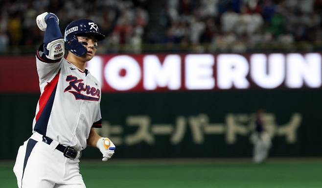 16일 일본 도쿄돔에서 열린 2025 K베이스볼 시리즈 대한민국과 일본의 평가전. 9회말 2사 주자없는 상황 김주원이 동점 솔로홈런을 쏘아올린 뒤 그라운드를 돌고 있다. 사진=연합뉴스