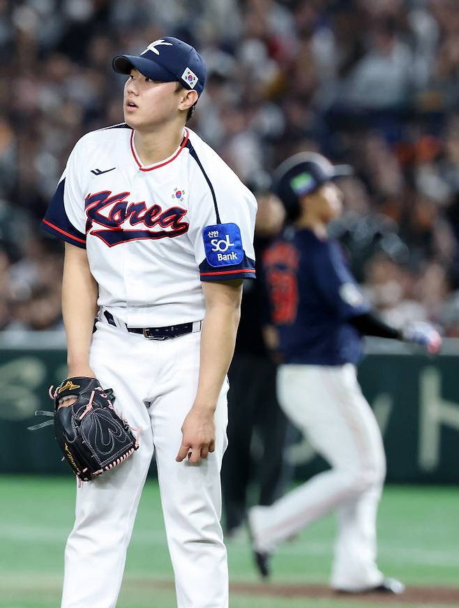 16일 일본 도쿄돔에서 열린 2025 K베이스볼 시리즈 대한민국과 일본의 평가전. 8회초 2사 만루 위기 상황에서 배찬승이 밀어내기 볼넷으로 실점한 뒤 아쉬워하고 있다. 사진=연합뉴스
