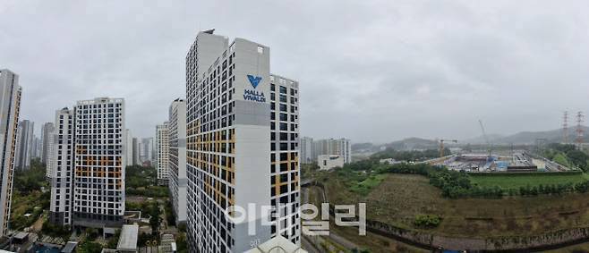 변환소 신설 예정 부지(사진 오른쪽)와 제일 가까운 아파트 단지(한라비발디 2차) 간 이격거리가 직선거리로 150m에 불과했다. (사진=최훈길 기자)