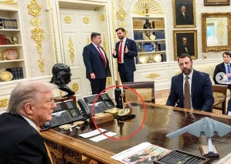 도널드 트럼프 미국 대통령이 최근 백악관 오벌오피스에서 스위스 기업인들과 면담하고 있다. 탁상 위에 놓인 황금색 시계는 스위스 기업인들로부터 선물 받은 롤렉스 시계로 알려졌다.(사진=인스타그램)