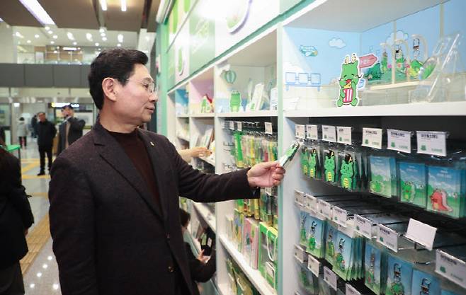 이상일 용인특례시장이 지난 17일 조아용in스토어 수지구청점에서 진열된 상품을 둘러보고 있다.(사진=용인시)